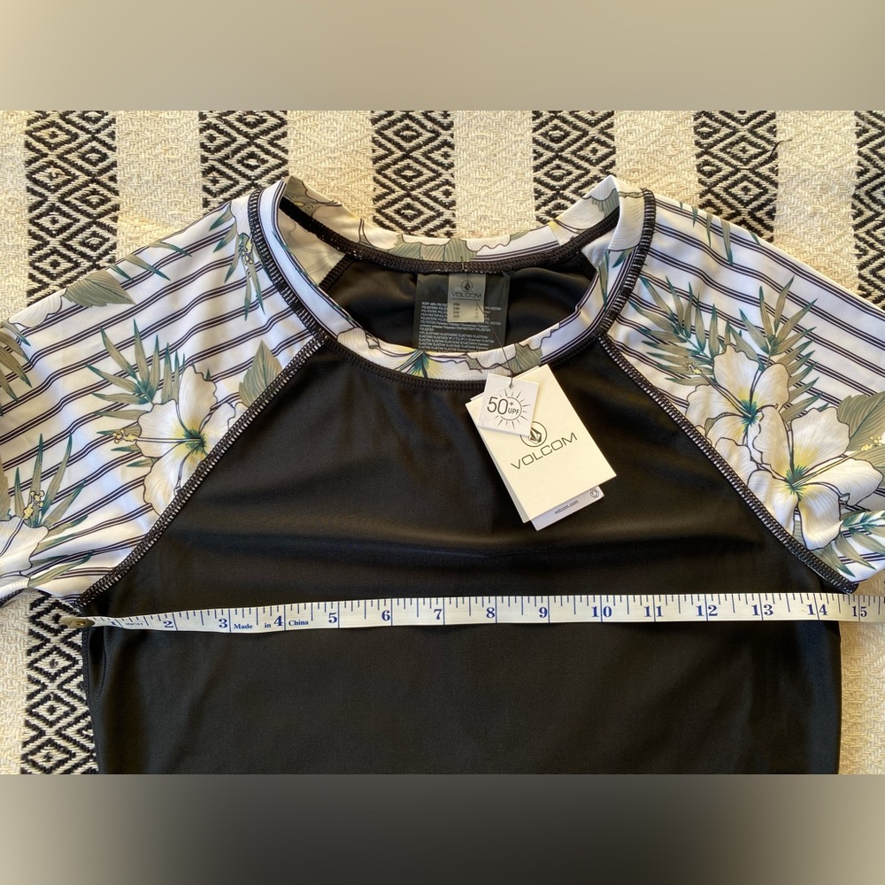 Volcom Long Sleeve UPF 50 Rashguard - small - Picture 4 of 7